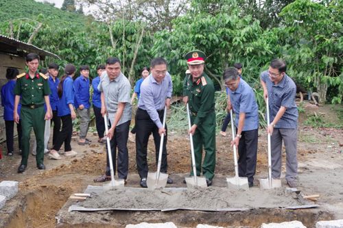 Các đại biểu làm lễ khởi công xây dựng nhà