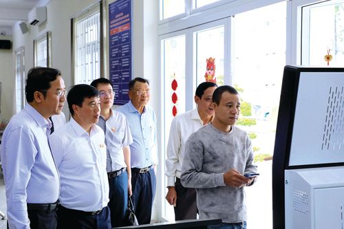 Bí thư Tỉnh ủy Y Thanh Hà Niê Kđăm thăm, kiểm tra thực tế tại Trung tâm Phục vụ hành chính công