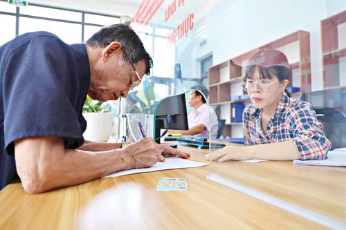 Cán bộ Trung tâm Phục vụ hành chính công tiếp nhận, giải quyết công việc với người dân