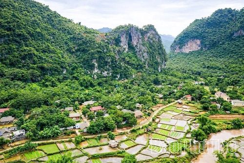 Khung cảnh nên thơ của vùng đất Bao La trở thành tiềm năng để địa phương khai thác, phát triển du lịch bằng những nghị quyết, chương trình hành động cụ thể xuất phát từ thực tiễn.