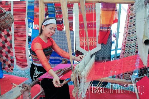 Giữ gìn bản sắc văn hóa với các nghề truyền thống như nghề dệt thổ cẩm của dân tộc Thái ở Bao La mang lại những trải nghiệm thú vị cho du khách.