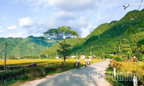 Đạp xe khám phá bản làng, văn hóa, đời sống của người dân ở vùng đất Bao La là một trong những trải nghiệm hấp dẫn đối với du khách.