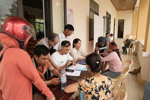 Hỗ trợ người dân thôn Quật Xá, xã Cam Lộ cài đặt tài khoản an sinh xã hội và sổ sức khỏe điện tử - Ảnh: N.T.H