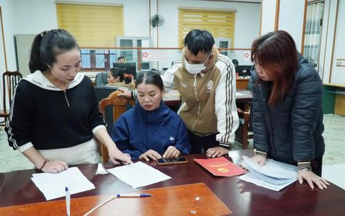 Cán bộ Trung tâm Phục vụ hành chính công xã Cam Lộ hướng dẫn người dân làm hồ sơ thủ tục hành chính - Ảnh: N.T.H