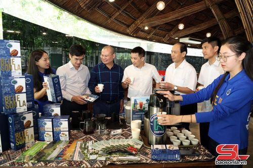 Các đại biểu tham quan, trải nghiệm gian hàng trưng bày sản phẩm của Công ty CP Phúc Sinh Sơn La.