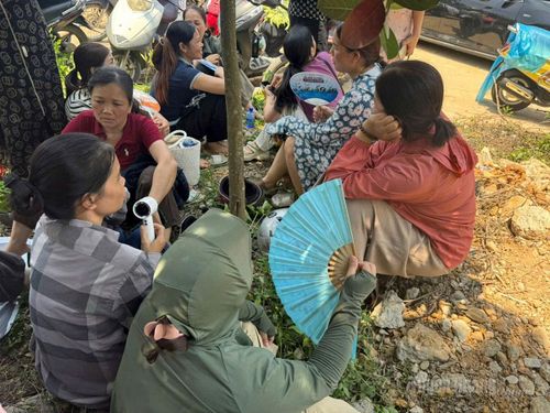 Nhờ đưa con đi thi vào lớp 10 nhiều phụ huynh có thêm bạn mới.