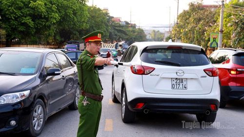 Lực lượng chức năng cũng đội nắng phân luồng giao thông tại điểm thi Trường THPT Chuyên Hà Giang.