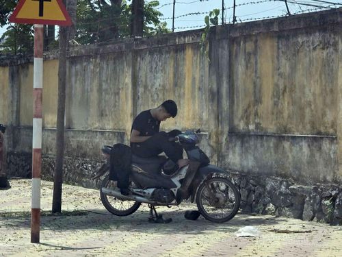 Phụ huynh chờ con dưới bóng cây, nhiệt độ ngoài trời có lúc lên đến 38, 39 độ C.