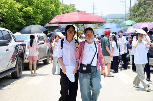 Phụ huynh đưa con đến điểm thi tại Trường THPT Chuyên Hà Giang.