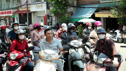 Phụ huynh chờ con bên ngoài điểm thi Trường THPT Lê Hồng Phong, phường Hà Giang 2.