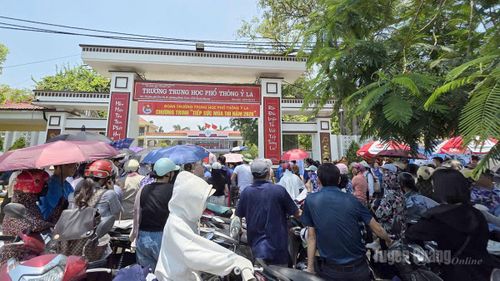 Chưa hết giờ thi nhưng nhiều phụ huynh đã nóng lòng đến đón con.