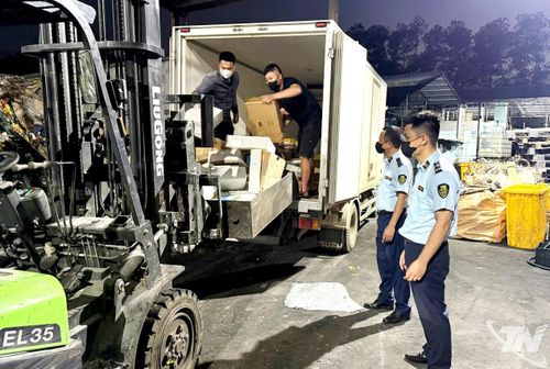 Lực lượng Quản lý thị trường giám sát tiêu hủy hàng hóa xâm phạm quyền sở hữu trí tuệ.