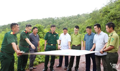 Các đại biểu dự tập huấn quản lý, chăm sóc, bảo vệ và phát triển rừng trao đổi tại thực địa Trường bắn TB1.