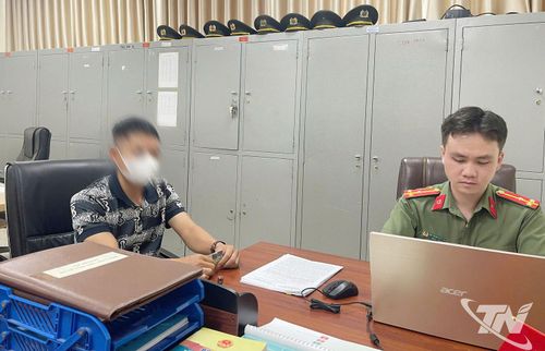 Cán bộ Phòng An ninh mạng và Phòng, chống tội phạm sử dụng công nghệ cao (Công an tỉnh Thái Nguyên) làm việc với cá nhân đăng sai sự thật trên mạng xã hội. Ảnh T.L