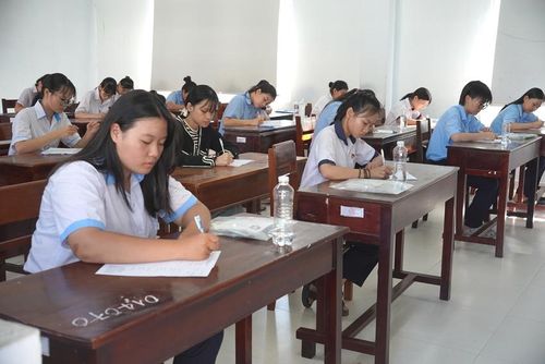Thí sinh dự thi môn ngữ văn tại điểm thi Trường THPT Nguyễn Trường Tộ