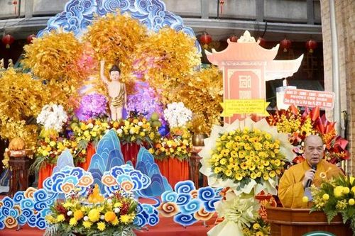 Thượng tọa Thích Truyền Cường tuyên đọc Diễn văn Phật đản Phật lịch 2570 của Chủ tịch Hội đồng Trị sự