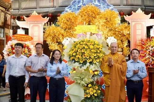 Đại diện chính quyền và các ban ngành địa phương tặng hoa chúc mừng mùa Phật đản