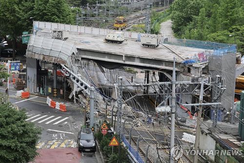 Hiện trường vụ sập cầu vượt tại Seoul, Hàn Quốc. Ảnh: Yonhap.