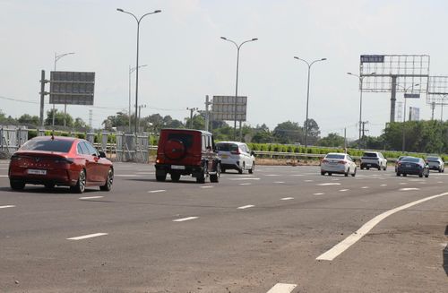 Dòng xe lưu thông trên cao tốc phía Nam.