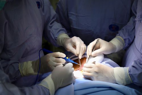 Ca phẫu thuật cân não với mục đích vừa triệt căn khối u vừa vi phẫu tạo hình giúp bệnh nhân ung thư lưỡi tự tin trở về cuộc sống.