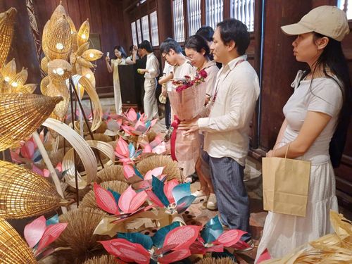 Du khách tham quan triển lãm.