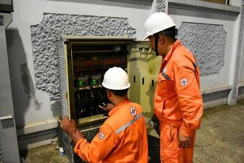 Nắng nóng tác động tiêu cực lên hệ thống điện. Ảnh minh họa