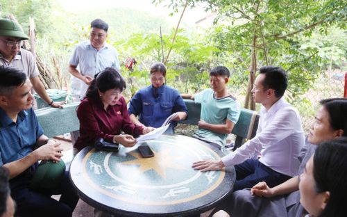Các thành viên Đoàn khảo sát trao đổi, nắm bắt thực tế từ người dân xã Điền Xá. Ảnh: Nguyễn Thanh