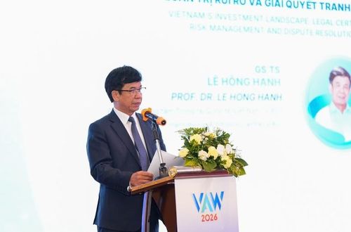 "Muốn phát triển bền vững dựa trên thu hút đầu tư và tham gia các chuỗi cung ứng toàn cầu, thì luật chơi phải phù hợp, minh bạch, công bằng để doanh nghiệp, nhà đầu tư có khả năng tiên liệu, nhận diện và kiểm soát rủi ro”, GS.TS. Lê Hồng Hạnh nhấn mạnh.