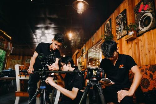  Đằng sau mỗi dự án là nỗ lực của hàng trăm con người. Ảnh: Fast Motion 