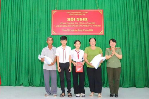 Công an xã An Ninh nhận đỡ đầu, hỗ trợ lâu dài 2 em học sinh mồ côi, có hoàn cảnh đặc biệt khó khăn trên địa bàn.
