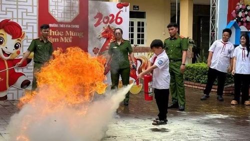 Học sinh trường THCS Hòa Chung thực hành chữa cháy.
