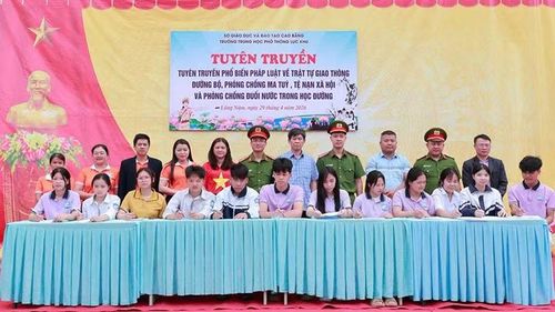 Học sinh ký cam kết phòng, chống ma túy và tệ nạn xã hội.