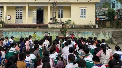 Công an xã Minh Khai tăng cường kỹ năng phòng, chống đuối nước cho học sinh.