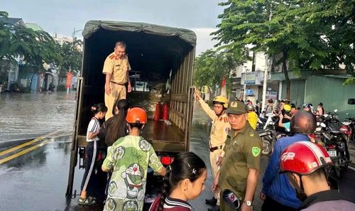 Cảnh sát giao thông hỗ trợ người dân di qua vùng ngập.