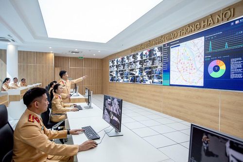 Cán bộ CSGT (Công an TP Hà Nội) thường xuyên được tập huấn, xử lý các tình huống vi phạm qua camera giám sát giao thông.
