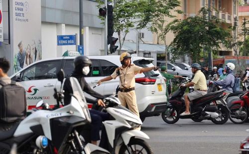 CSGT TP Hồ Chí Minh tham gia hướng dẫn phân luồng giao thông, đảm bảo người dân lưu thông an toàn, thông thoáng.