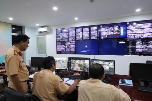 100% hình ảnh vi phạm do camera AI gửi về đều phải qua cán bộ tại trung tâm lọc lại trước khi trích xuất dữ liệu xử phạt.