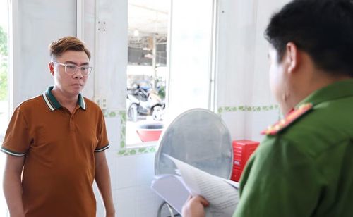 Cán bộ Công an tống đạt quyết định khởi tố bị can đối với Nguyễn Phước Tiền.