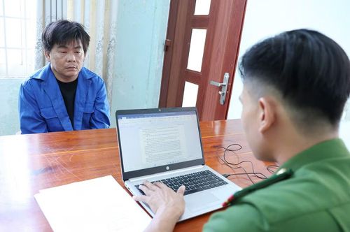 Cán bộ Công an tống đạt quyết định khởi tố bị can đối với Lê Ngọc Đức.