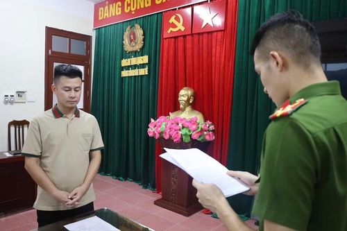 Cơ quan CSĐT Công an tỉnh Lạng Sơn đọc Quyết định khởi tố bị can đối với Nguyễn Huy Vũ, Giám đốc Công ty Cổ phần Vận tải và Dịch vụ Sơn Hà để điều tra về hành vi "Xâm phạm quyền sở hữu trí tuệ".