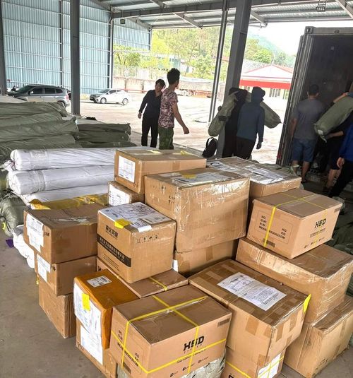 Hàng ngàn sản phẩm giả mạo thương hiệu nước ngoài, vi phạm sở hữu trí tuệ được lực lượng chức năng Lạng Sơn niêm phong phục vụ điều tra.