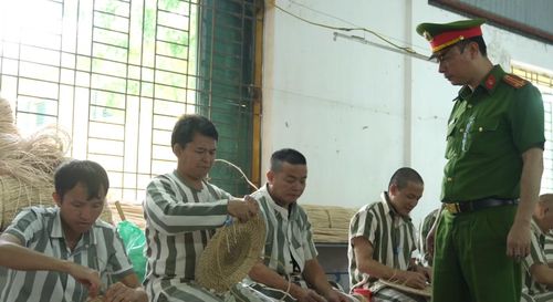 Cán bộ Trại giam Vĩnh Quang hướng dẫn phạm nhân người nước ngoài lao động.
