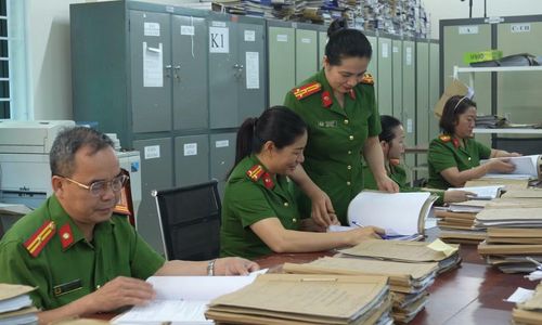 Cán bộ Trại giam Vĩnh Quang rà soát hồ sơ người được đề nghị đặc xá.
