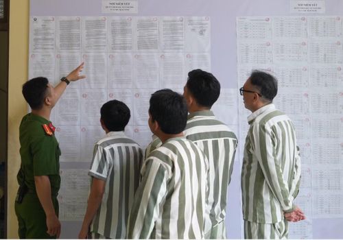 Cán bộ Trại giam Vĩnh Quang hướng dẫn phạm nhân người nước ngoài tìm hiểu Quyết định đặc xá.