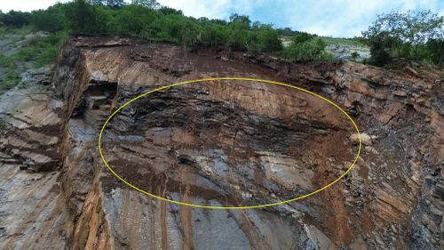 Vết sạt lở tại mỏ đá.