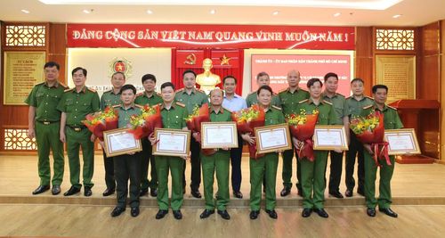 Đồng chí Nguyễn Văn Được cùng Ban giám đốc Công an TP Hồ Chí Minh và 6 đơn vị được khen thưởng.