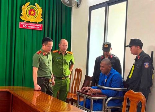 Trung tướng Mai Hoàng, Giám đốc Công an TP Hồ Chí Minh lấy lời khai đối tượng Vaa Vaa (Quốc tịch Samoa).