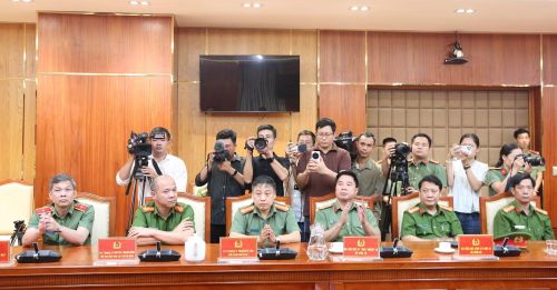 Ban Giám đốc Công an TP Hồ Chí Minh và các đại biểu dự buổi lễ.