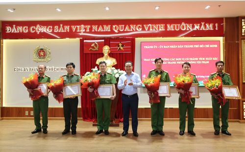 Đồng chí Nguyễn Văn Được trao Thư khen và tặng hoa cho 6 đơn vị.
