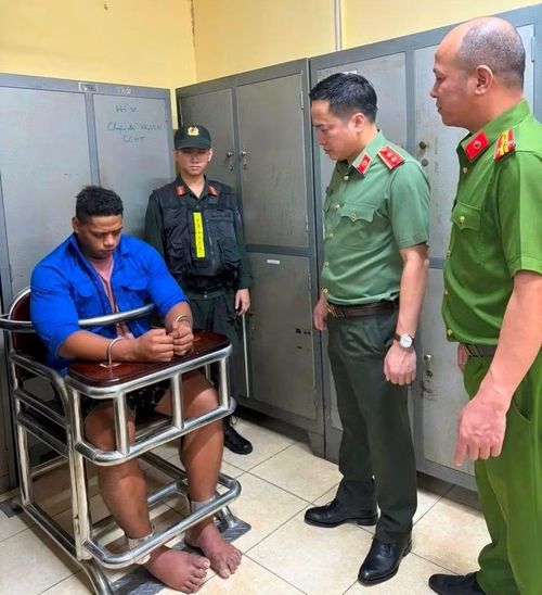 Trung tướng Mai Hoàng, Giám đốc Công an TP Hồ Chí Minh lấy lời khai đối tượng Tafia Steve (Quốc tịch Samoa).